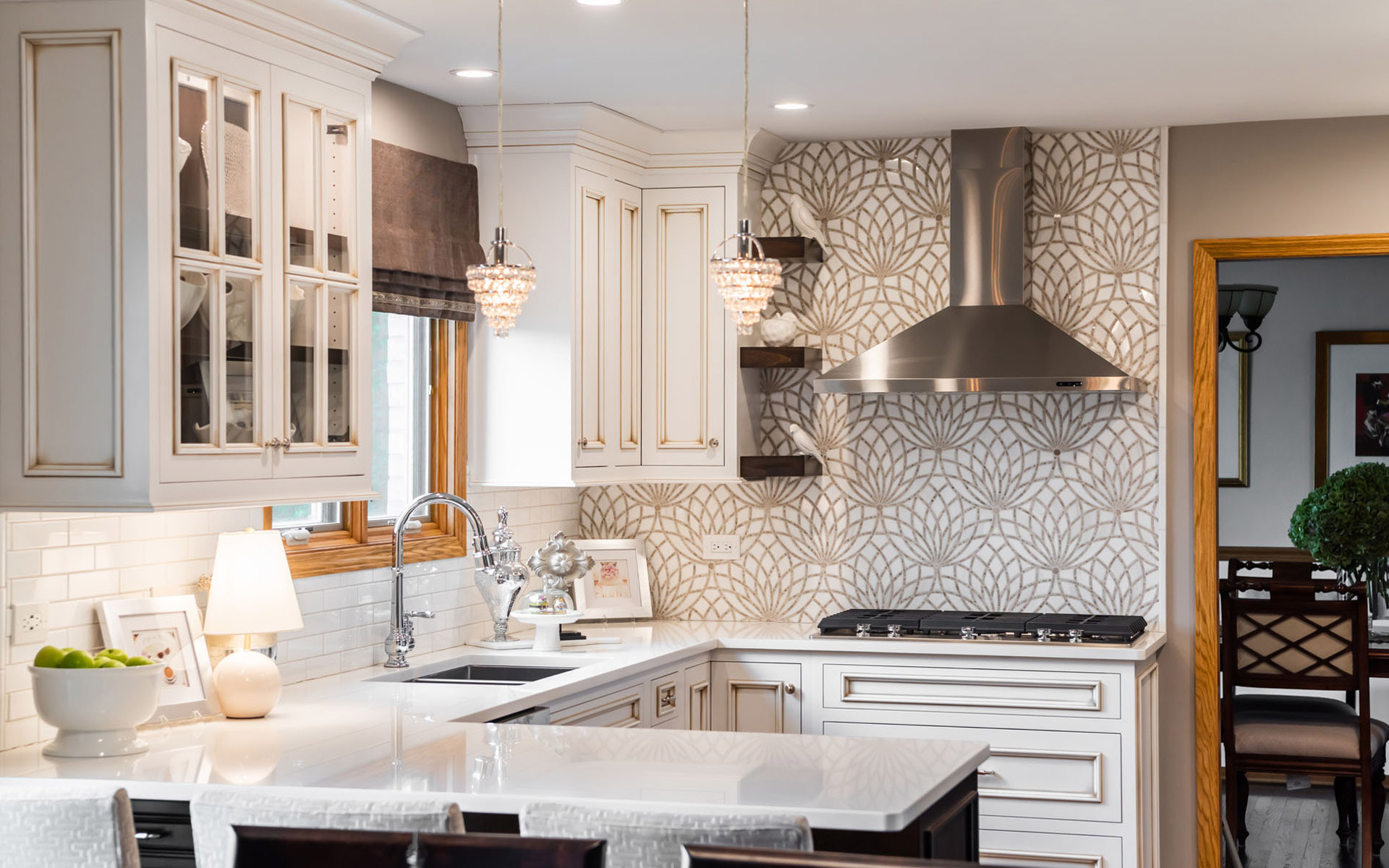 https://www.bellehaveninc.com/uploads/1/3/9/8/139820359/bellehaven-designs-stephanie-sarris-interior-designer-chicago-hinsdale-burr-ridge-naperville-oak-brook-white-kitchen.jpg